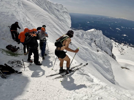 Almost Naked Mountaineer Sets Mount Hood Record Summit And Down In 91 Oregonlive