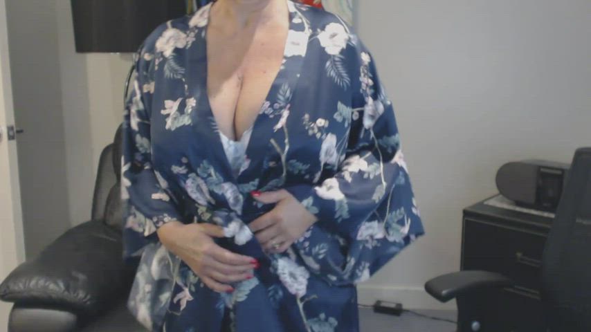 Amateur big boobies tits Homemade MILF cougar Porn GIF